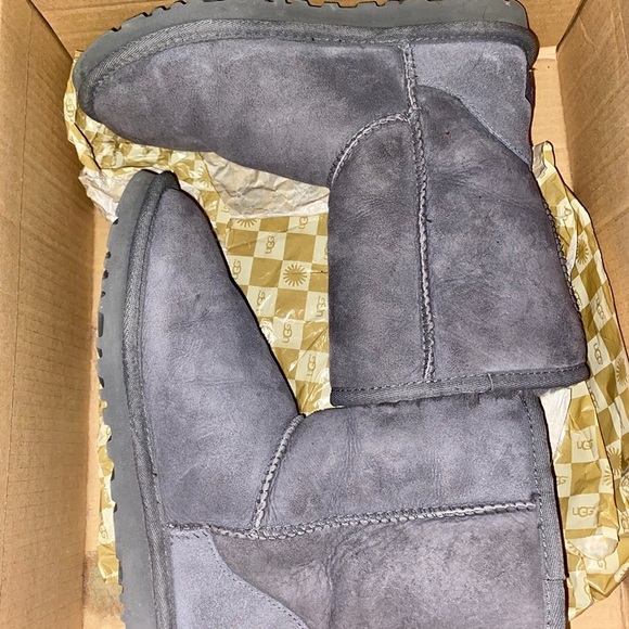 UGGS - Picture 2 of 3